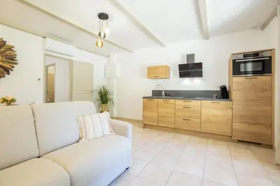 Image de Maison 'Domaine De Meyrol - Gite 1' avec vue sur les montagnes, Wi-Fi et climatisation