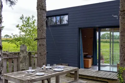 Image de \"La Cafoutche Tiny - 5 personnes\" avec terrasse privée, jardin partagé et Wi-Fi