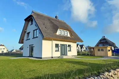 Image de Reethaus \"MeerZeit\" with fireplace, sauna and 3 bedrooms - Holiday home with sauna