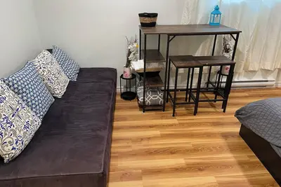 Image de Cozy private comfortable basement suite