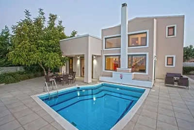 10 Guests Luxury Villa with pool & bbq facilities
