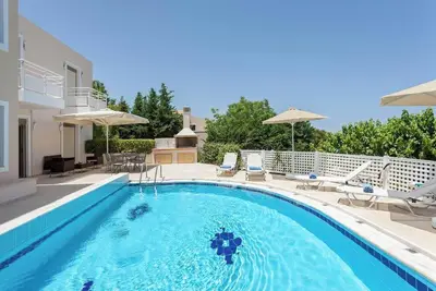 8 Guests Luxury Villa with pool & bbq facilities