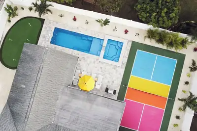 Image de Pickleball, Heated Pool, Hot Tub, Golf & Games, 10 min to Beach