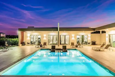 Image de Sun-Kissed Shores, Poolside Bliss, and Family Fun