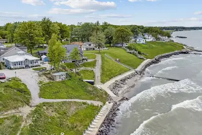Image de Lakefront Beach House - Sauna & Steam Pod Retreat