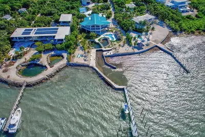 Image de Morton Manor Estate - 9bed/7. 5bath multi home property with private pool, pickleball court, putting green, dockage & more