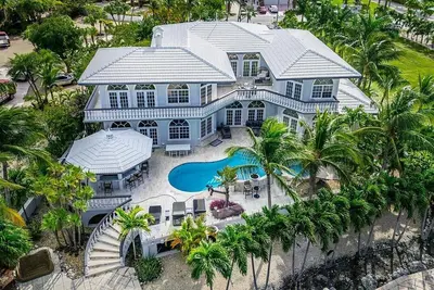 Image de Luxurious Fantasea 6 bed 5. 5 bath with pool and 60 ft of dockage Open water views