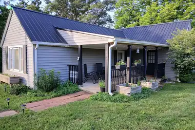 Image de Charming 2-bedroom private cottage, pet friendly, great location, no pet fees!