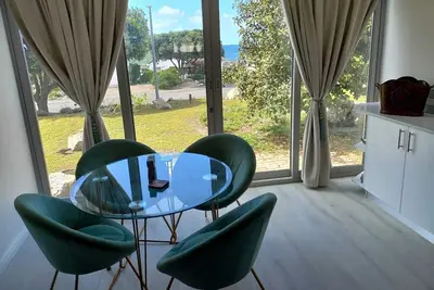 Image de Cosy apartment by the ocean, located in a family friendly town.