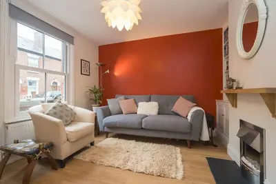 Image de Colourful, homely 2 bed terrace - Pass the Keys