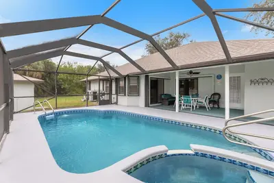 Image de Private Oasis! Heated Pool, Fenced Yard, Poolside Bathroom, Grill, Mins to Beach