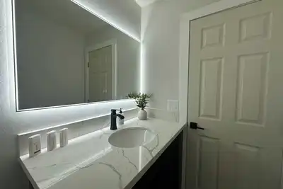 Clean & beautiful 3-bedroom house with hot tub in Stateline, close to Heavenly!