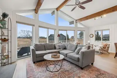 Image de Large deck! Walk to beach-great views!