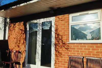Image de Cosy 2-Bed Studio with Amenities in London suburb
