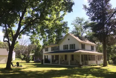 Image de Vintage farmhouse on Fox River reserve - near Starved Rock, canoeing, skydiving.