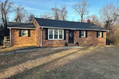 Image de Newly renovated single family home with attached guest suite