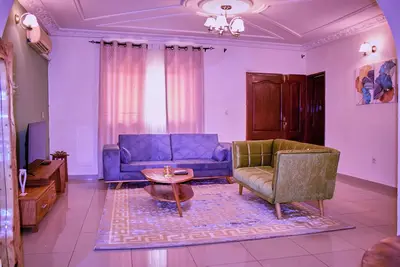 Image de Un cocon apaisant : Appartement cosy aux couleurs vives, votre Oasis Verte.