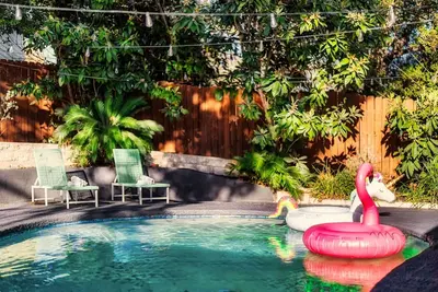 Image de The Palm Royale: Mid century pool home in trendy East Austin sleeps 12!