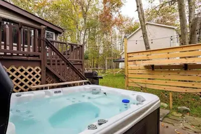 Image de Lakeview Getaway: Casino Room, Hot Tub, Gazebo