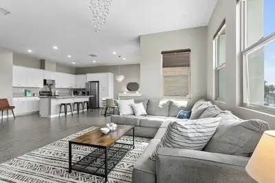 Image de Charming Alondra Blvd Townhouse Retreat with Modern Comforts and Serenity #41820