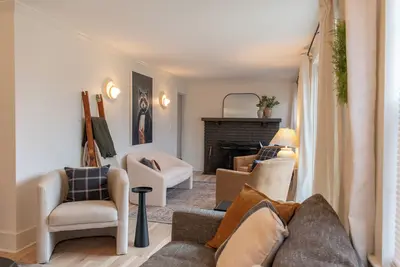 Image de New! ! Renovated historic 3 Br 2 full Ba. Walkable to downtown. Restaurants/Shops