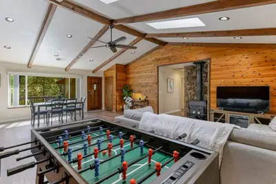 Image de Timber Lodge a Fully Furnished Home in a Tranquil Forest with Easy Lake Access!