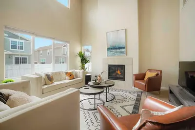 Image de Charming 4br Retreat｜Fenced Backyard, Pet-Friendly & Relocation Ready #41709