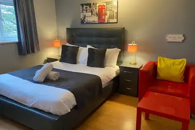 Image de Living Large 5br Home - Parking - Ideal for Groups