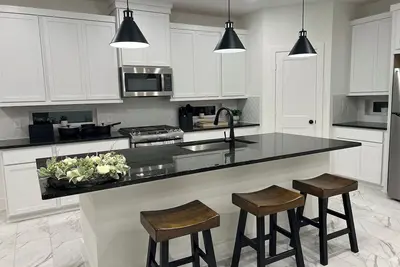 Image de Spacious & quiet New 4b 2. 5bath house with Ac, , WiFi & full kitchen in Sienna