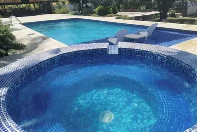 X-Large jacuzzi pool and bohio