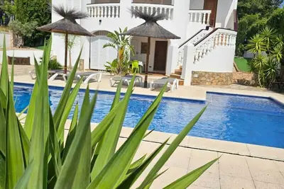 Image de Villa spacieuse dans un quartier calme avec espace agréable autour de la piscine