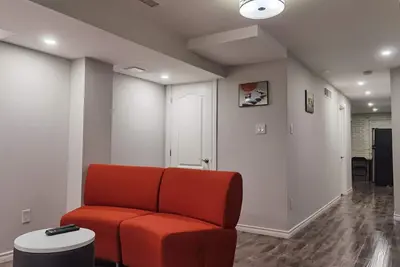 Image de 20pent off! Cozy Suite in Newmarket! Sep Entry, 1 Parking\n