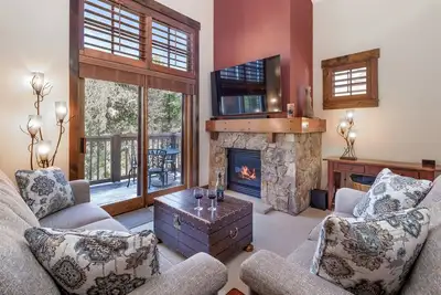 Image de New modern condo. Hot tub. Bike path. On Bus Route