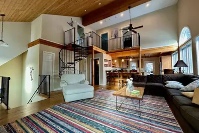 Image de The Slopeside Estate Guesthouse: Ski On/Off, Hot Tub, Views!