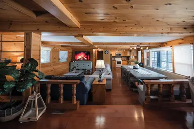 Image de Pet-Friendly Lakefront Log Home  - Dock | Canoe | Board Games