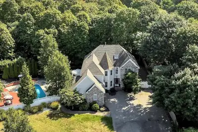 Image de Sagamore Manor - Luxury Xl Cape Retreat, Heated Pool, Minutes to Beaches!