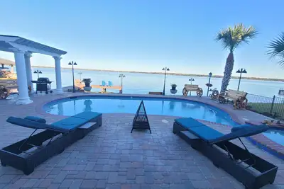 Image de Lakefront Oasis