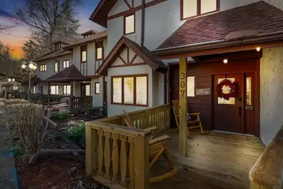 Image de Luxury townhome + Modern  + Walk to Dt  + Game Room