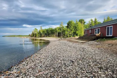 Image de 3 Br Lake Front Getaway! Lakeside Deck, 40' Dock, Incredible Lake Huron Sunrises