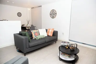 Image de Luxury 2-Bed Duplex with Balcony in Central Manchester – Tranquil Havens