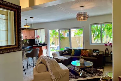 Image de Tropical Bohemian style townhouse 5 mins to Palm Beach, Restaurants & Nightlife.