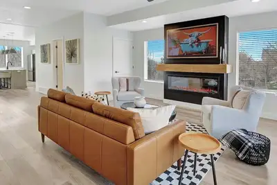 Image de 3 en-suite bedrooms + Office + Movie Lounge