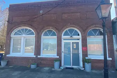 Image de Our unique 3 bdrm facility is open to guests when artists are not in residence.