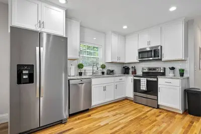 Image de Avenue Quads - Unit 3\/Family-Friendly\/City Retreat