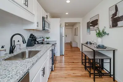 Image de Central Suite B - 2 Bedrooms\/King Bed\/Parking