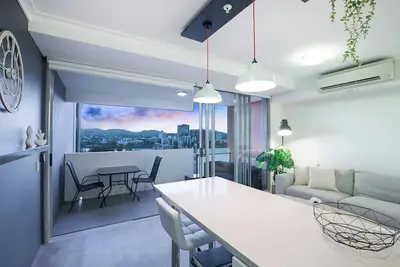Image de Boundless Horizons Stylish Comfort and City Views
