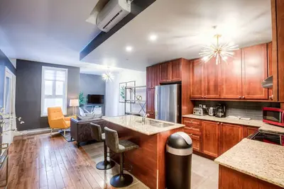 Image de Cozy 2bd loft Hotel Suite-Old Montreal B3
