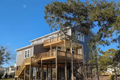 Image de Outdoor living at its best with new construction, pet friendly and water views