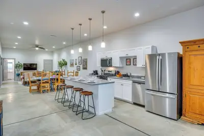 Image de Game Day Hub! 1 Mi to U of A & Arizona Stadium