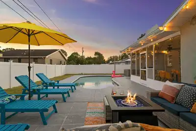 Image de Heated pool, hot tub, game room, firepit, 10 min to Honeymoon beach and downtown